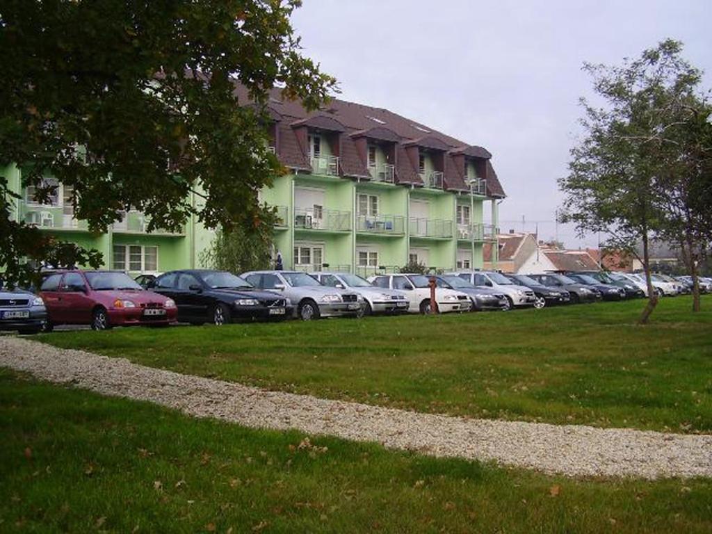 Holdlux Apartmanok Sárvár Exterior foto